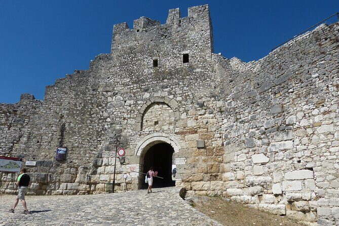 Day tour of Berat UNESCO city , castle and Belshi Lake - Stop 4: Heritage-House Meal in the Castle Area